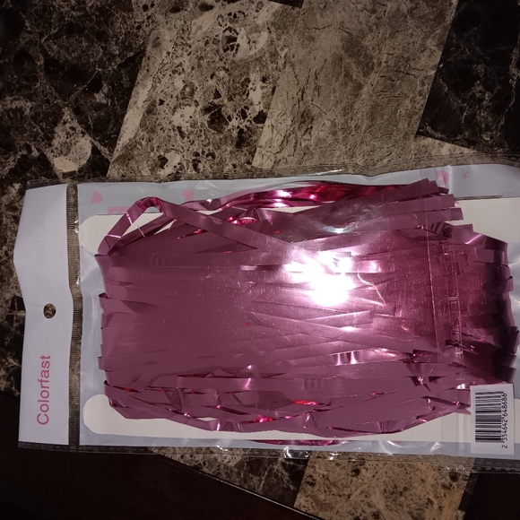 Pink foil curtain streamer - Picture 4 of 4